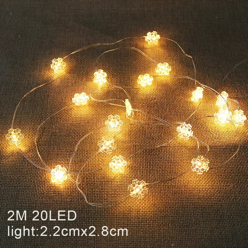 LED Weihnachts-Lichterkette 2M mit 20 LEDs - Batteriebetrieben mit Weihnachtsmann & Schneeflocken